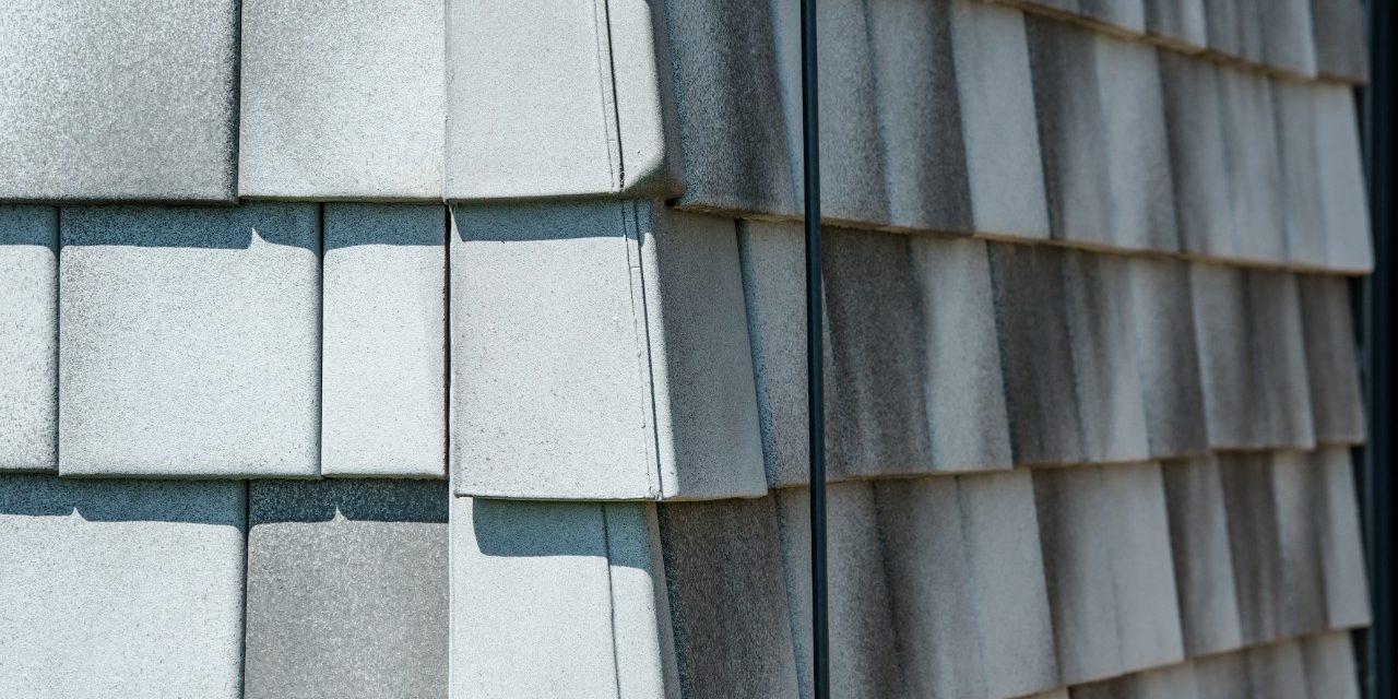 Designhouse in the south of Styria made with Tondach Tasche white-gray-antic, detail, corner solution, rooftiles, facade, Tasche eckig, single family house, Einfamilienhaus, Tasche weiß-grau-antik, Einfamilienhaus, Fassade, Detail, Ecklösung