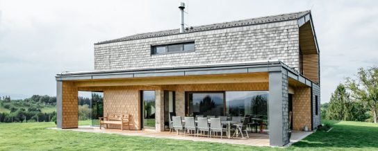 Designhouse in the south of Styria made with Tondach Tasche white-gray-antic, rooftiles, facade, Tasche eckig, single family house, Einfamilienhaus, Tasche weiß-grau-antik, Einfamilienhaus, Fassade