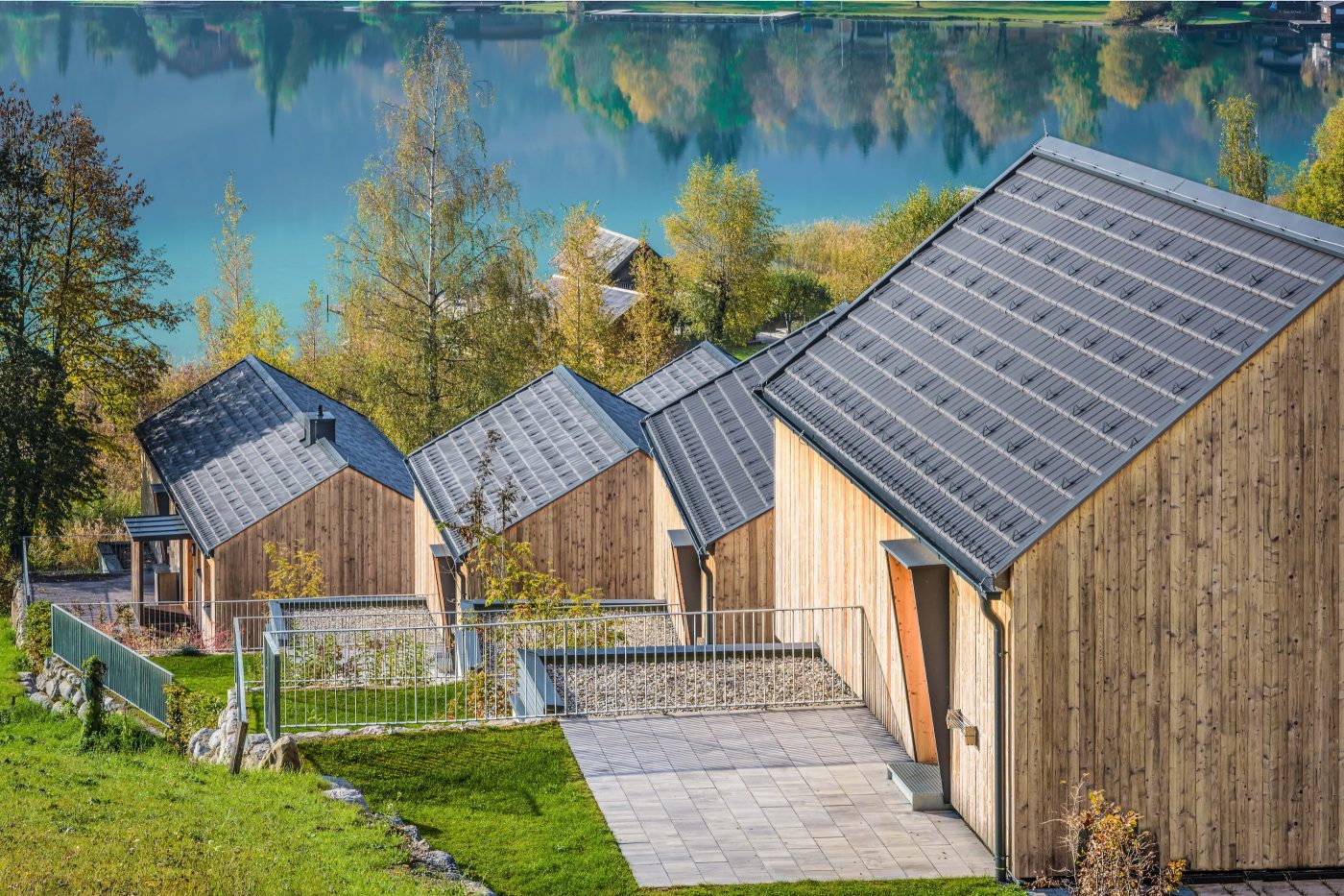 chalets with tondach roof tiles Figaro Deluxe in anthracite black and white-gray-antique; Tondach Referenz Chaletdorf Regitnig mit Figaro Deluxe in den Farben anthrazit schwarz und Weiß-Grau-Antik