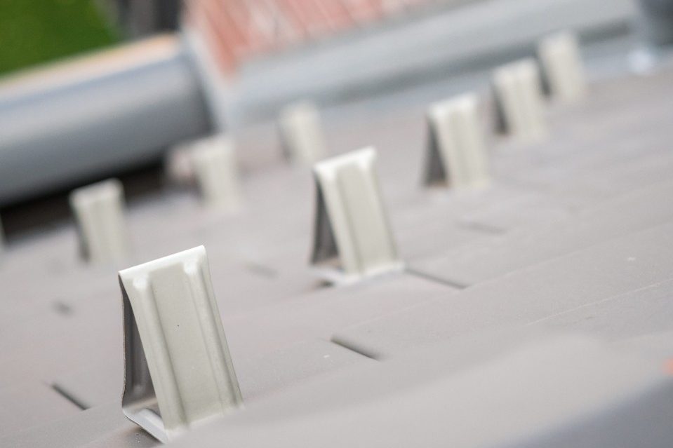 Apartment building with Terca and Tondach, snow nose, Figaro Deluxe basalt, Wohnobjekt, Klinkerriemchen, Oberfläche Rustikal, Sonderfarbe, Schneenase