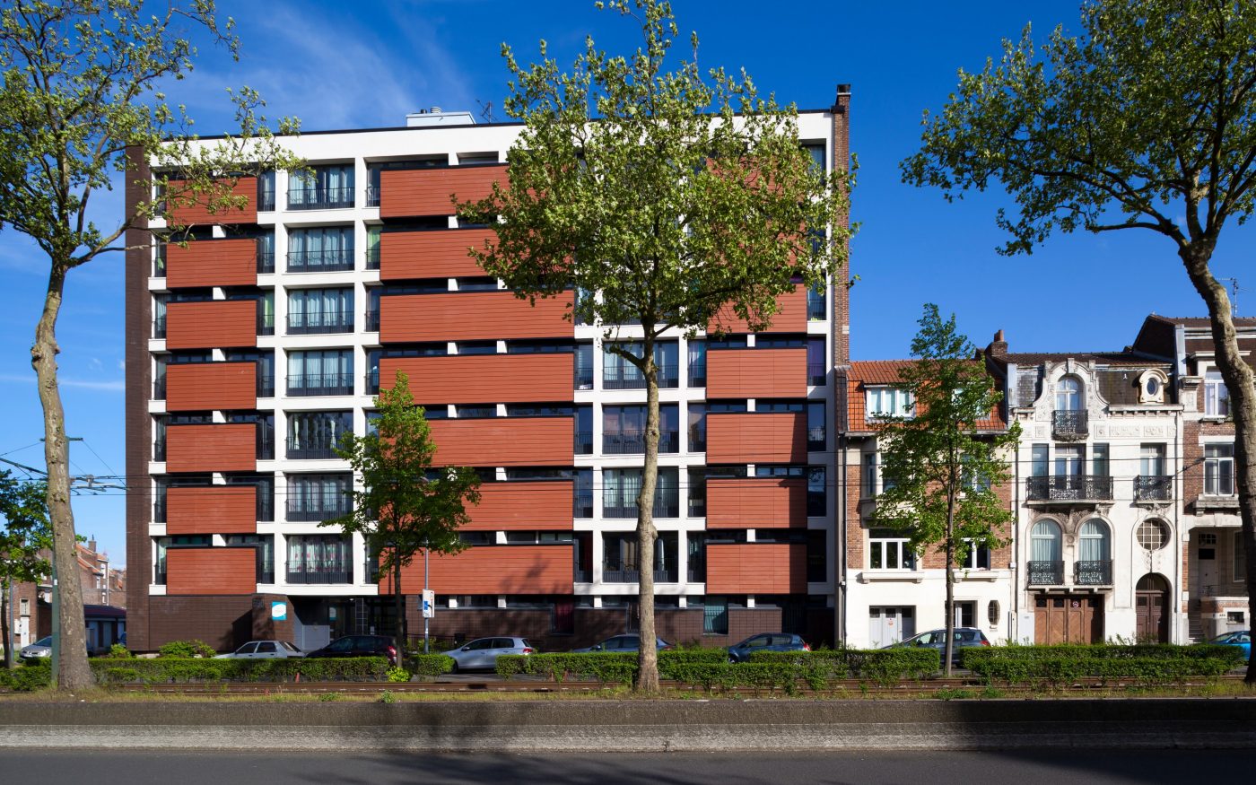 Collective dwelling with seven levels. Siding's implementation. Brick Terca Brune de wanlin. Panels Argeton Bardage Tampa Rouge naturel.