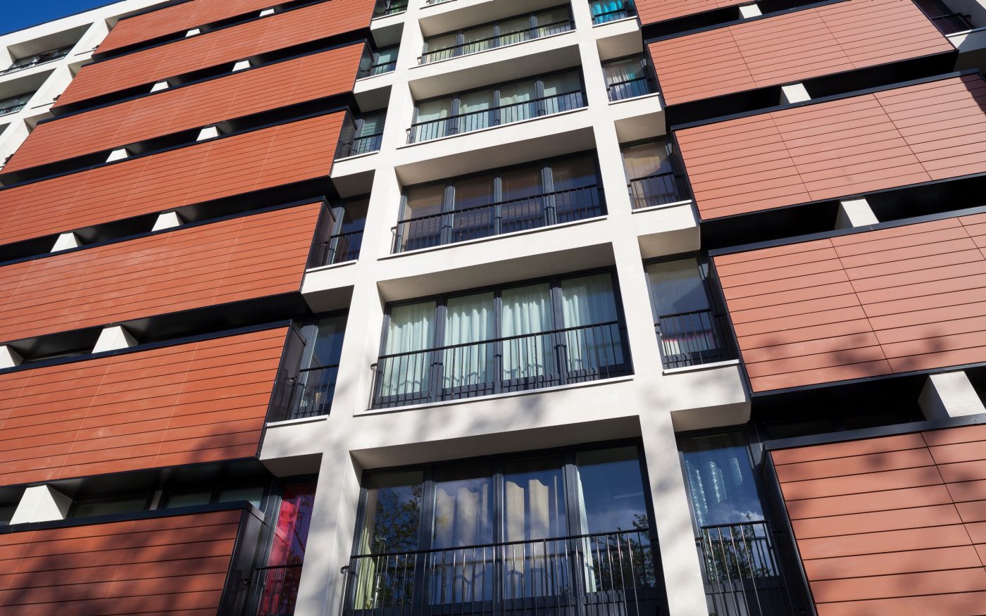 Collective dwelling with seven levels. Siding's implementation. Brick Terca Brune de wanlin. Panels Argeton Bardage Tampa Rouge naturel.