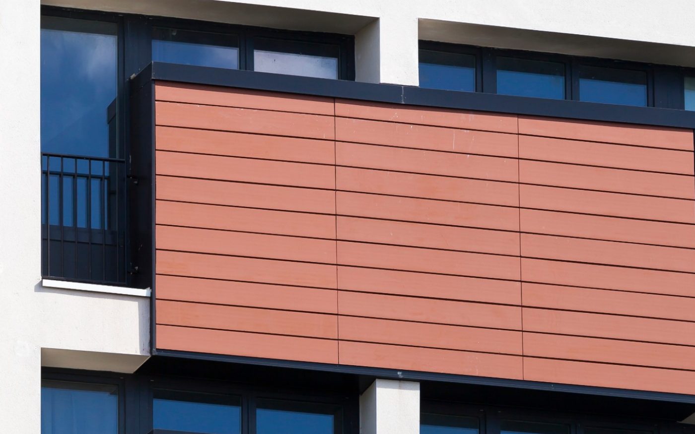 Collective dwelling with seven levels. Siding's implementation. Brick Terca Brune de wanlin. Panels Argeton Bardage Tampa Rouge naturel.