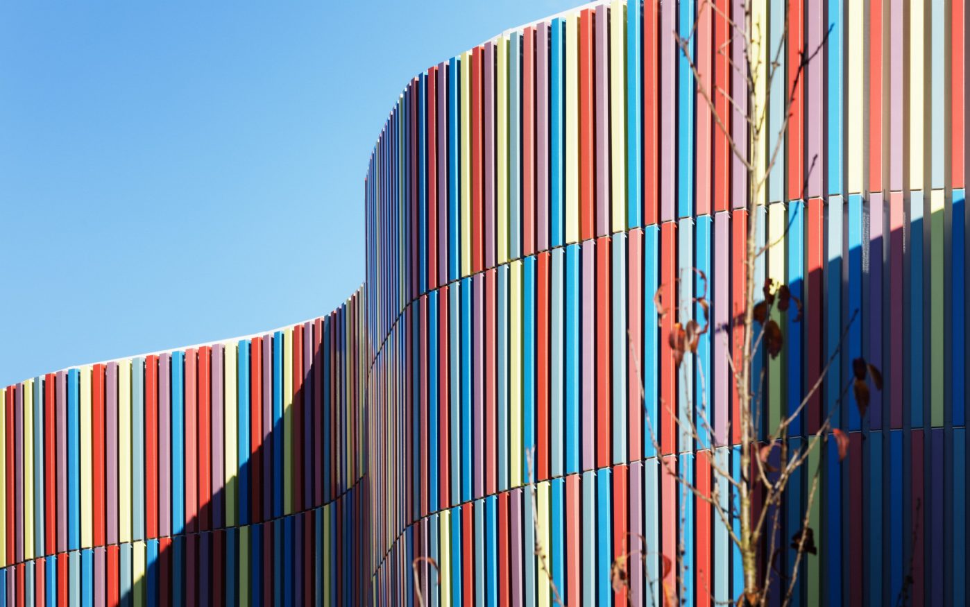 Preschool of 1325 m2 and High Environmental Quality building. Ecole maternelle Simone Veil, 1 rue Nelson Mandela 94390 VILLIERS SUR MARNE. Panels Argeton Barro 50 x 50 Emaillé Rouge, Bleu clair, Jaune, Lilas, Rose.
