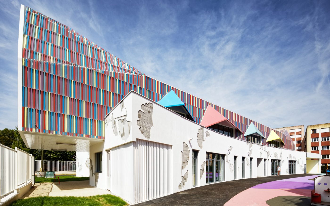 Preschool of 1325 m2 and High Environmental Quality building. Ecole maternelle Simone Veil, 1 rue Nelson Mandela 94390 VILLIERS SUR MARNE. Panels Argeton Barro 50 x 50 Emaillé Rouge, Bleu clair, Jaune, Lilas, Rose.