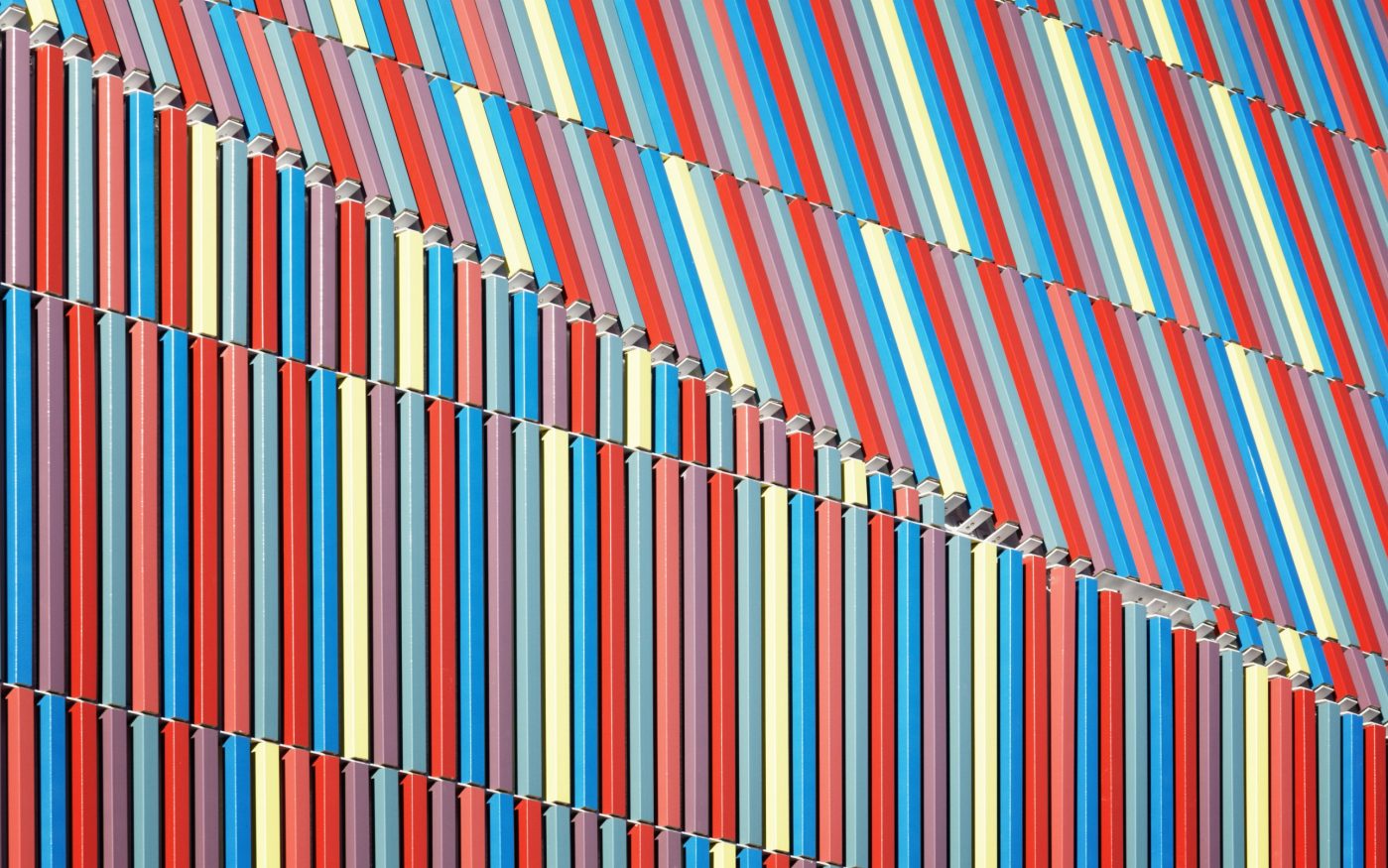 Preschool of 1325 m2 and High Environmental Quality building. Ecole maternelle Simone Veil, 1 rue Nelson Mandela 94390 VILLIERS SUR MARNE. Panels Argeton Barro 50 x 50 Emaillé Rouge, Bleu clair, Jaune, Lilas, Rose.