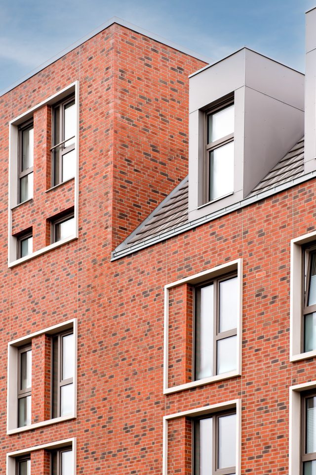 Apartment building with Terca and Tondach, Figaro Deluxe basalt, detail, Wohnobjekt, Klinkerriemchen, Oberfläche Rustikal, Sonderfarbe, Detail