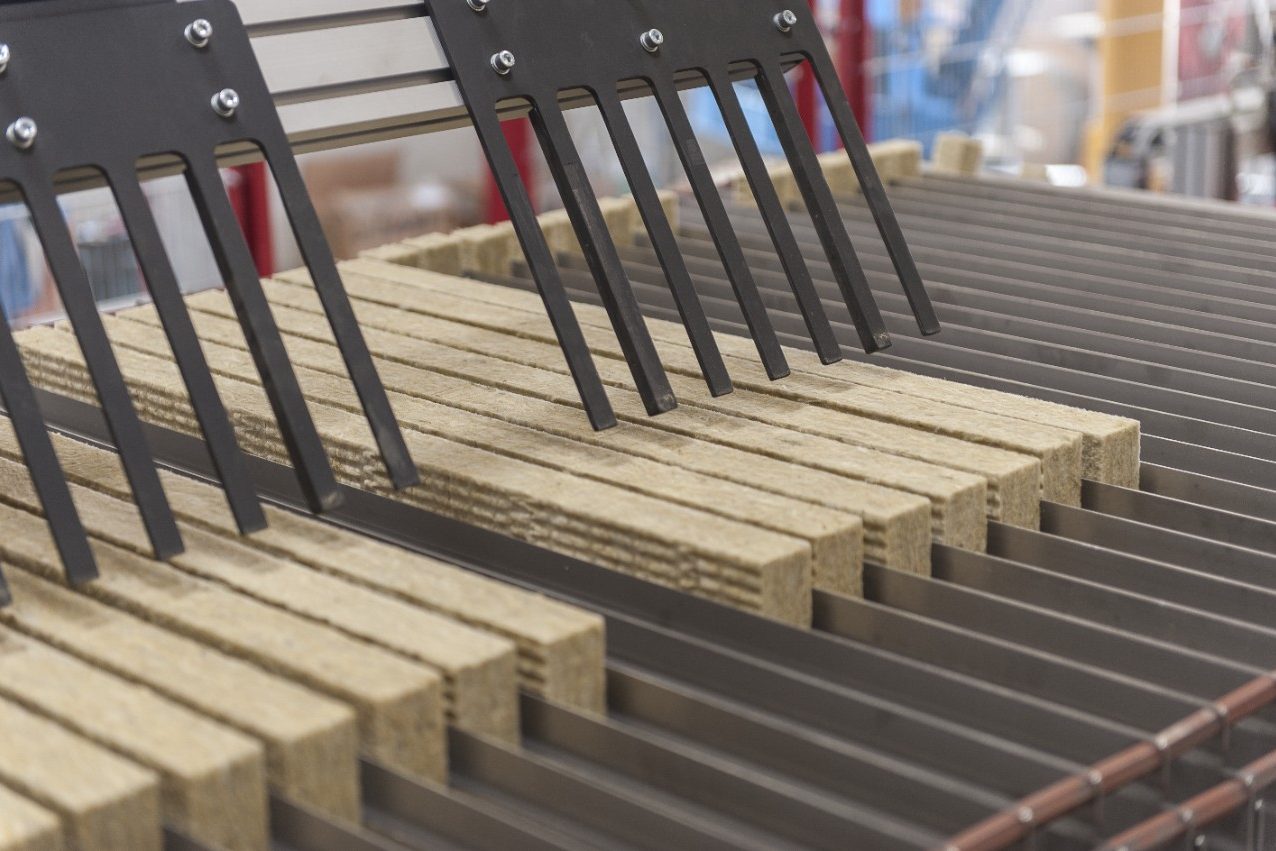 Preparation for insulation filled clay block production