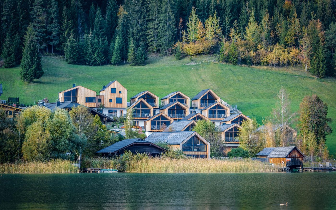 chalets with tondach roof tiles Figaro Deluxe in anthracite black and white-gray-antique; Tondach Referenz Chaletdorf Regitnig mit Figaro Deluxe in den Farben anthrazit schwarz und Weiß-Grau-Antik