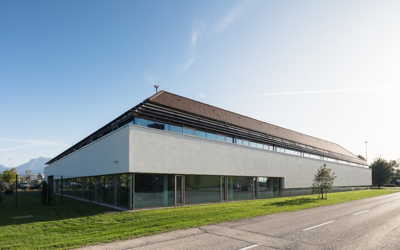 office building and training center miba forum in upper austria with tondach roof tiles; Büro- und Schulungszentrum Miba forum in Oberösterreich mit Tondach Ziegel