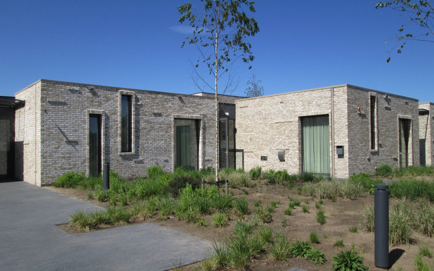  Nieuwbouw Uitvaartcentrum | Fluitenbergseweg, Hoogeveen | Gevelbaksteen: Bronsgroen HV EF