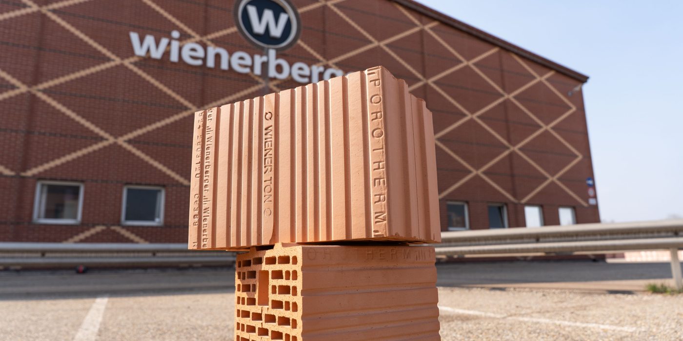 Wiener Ton Ziegel vor Werk Hennersdorf