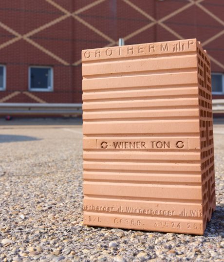 Wiener Ton Ziegel vor wienerberger Werk Hennersdorf