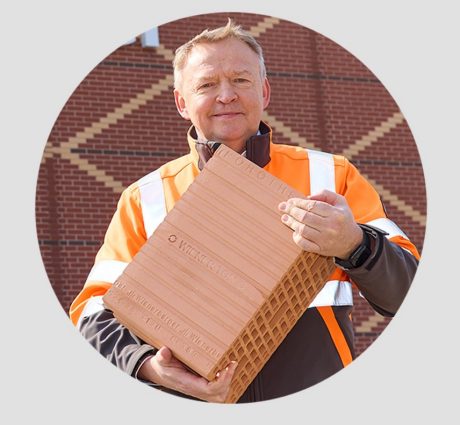 Johann Marchner mit Ziegel aus U-Bahn Aushub