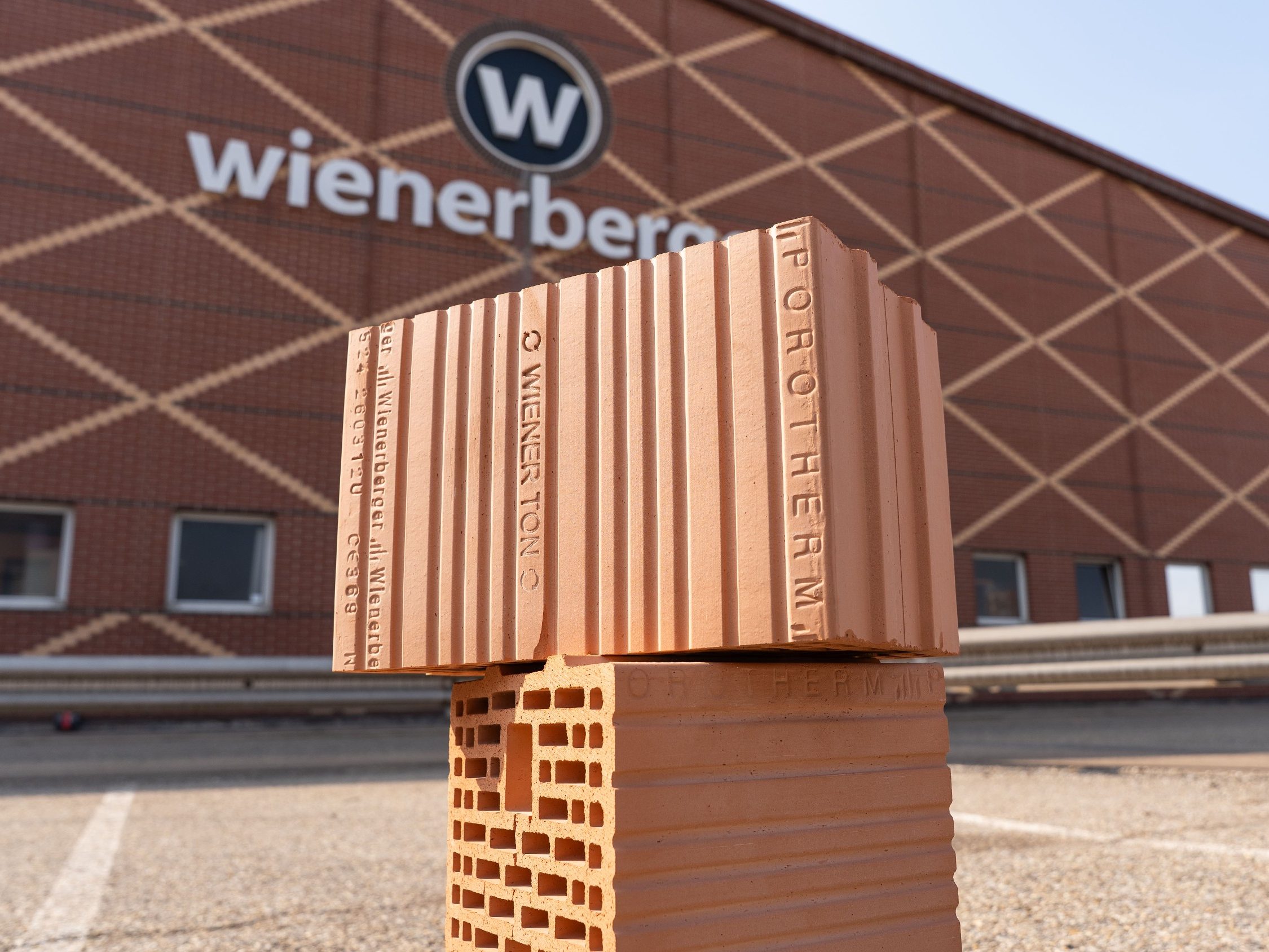 Wiener Ton Ziegel vor Werk Hennersdorf