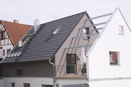 RTL Objekt "Einsatz in vier Waenden", Forchheim, Juni 2011 mit Dachsteinen von Eternit. Bauherr: MME MOVIEMENT AG
Gotzkowskystr. 20-21
10555 Berlin

Für die PR- und Öffentlichkeitsarbeit der 
ETERNIT AG ohne zeitlich-räumliche Einschränkung in deutscher Landessprache. Ein Weiterverkauf der Fotos sowie die werbliche Nutzung für Zwecke anderer Personen oder Firmen sind nicht enthalten und bei Bedarf vorab zu vereinbaren. Der Urhebernachweis ist zu erbringen. 
Siehe bitte auch Vertrag vom 22.08.2011 mit Herrn Jan R. Krause / Eternit AG