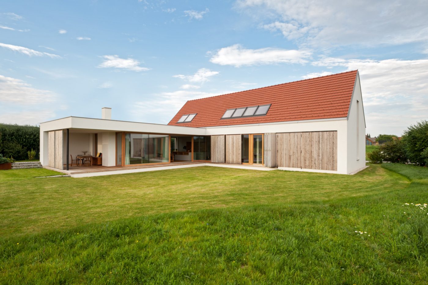 Single family house W with tondach roof tiles Strangfalz pressed natural red, Einfamilienhaus mit Tondach Dachziegel Strangfalz gepresst Naturrot