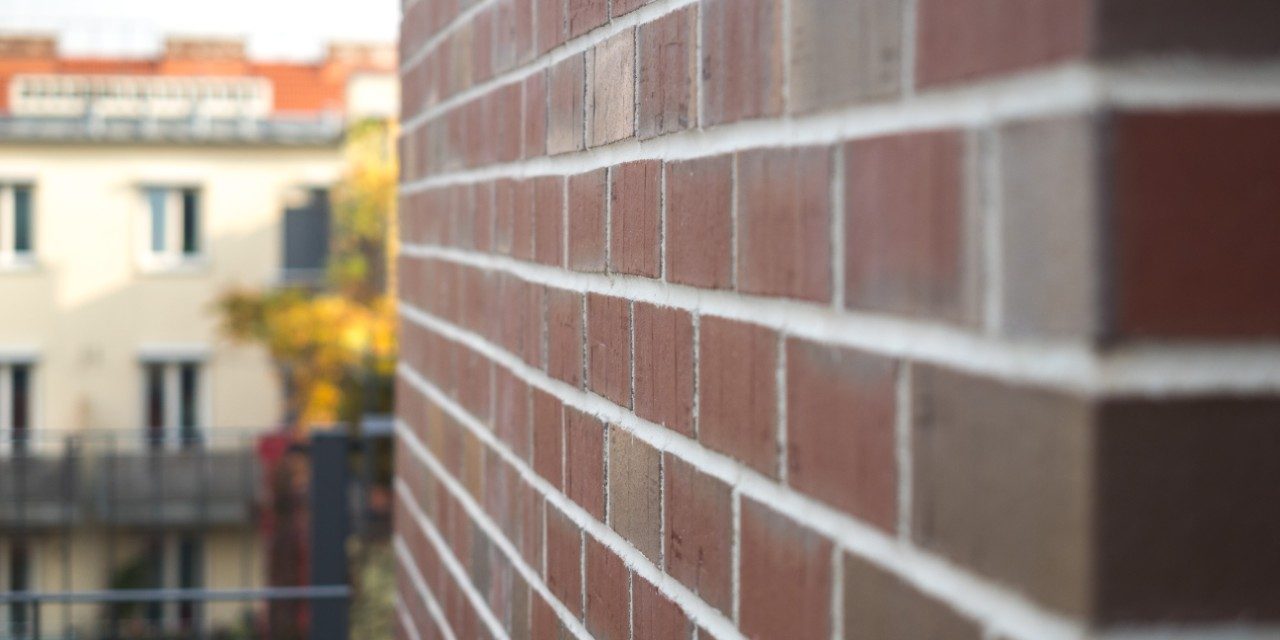 Apartment building with Terca and Tondach, Figaro Deluxe basalt, detail, Wohnobjekt, Klinkerriemchen, Oberfläche Rustikal, Sonderfarbe, Detail