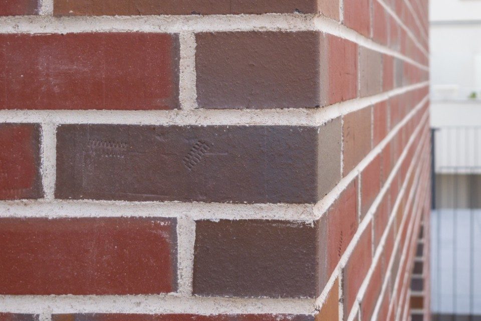 Apartment building with Terca and Tondach, Figaro Deluxe basalt, detail, Wohnobjekt, Klinkerriemchen, Oberfläche Rustikal, Sonderfarbe, Detail