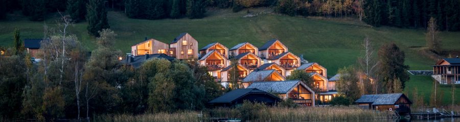 chalets with tondach roof tiles Figaro Deluxe in anthracite black and white-gray-antique; Tondach Referenz Chaletdorf Regitnig mit Figaro Deluxe in den Farben anthrazit schwarz und Weiß-Grau-Antik