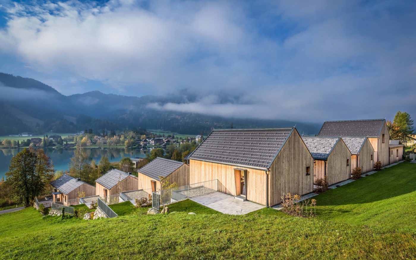 chalets with tondach roof tiles Figaro Deluxe in anthracite black and white-gray-antique; Tondach Referenz Chaletdorf Regitnig mit Figaro Deluxe in den Farben anthrazit schwarz und Weiß-Grau-Antik