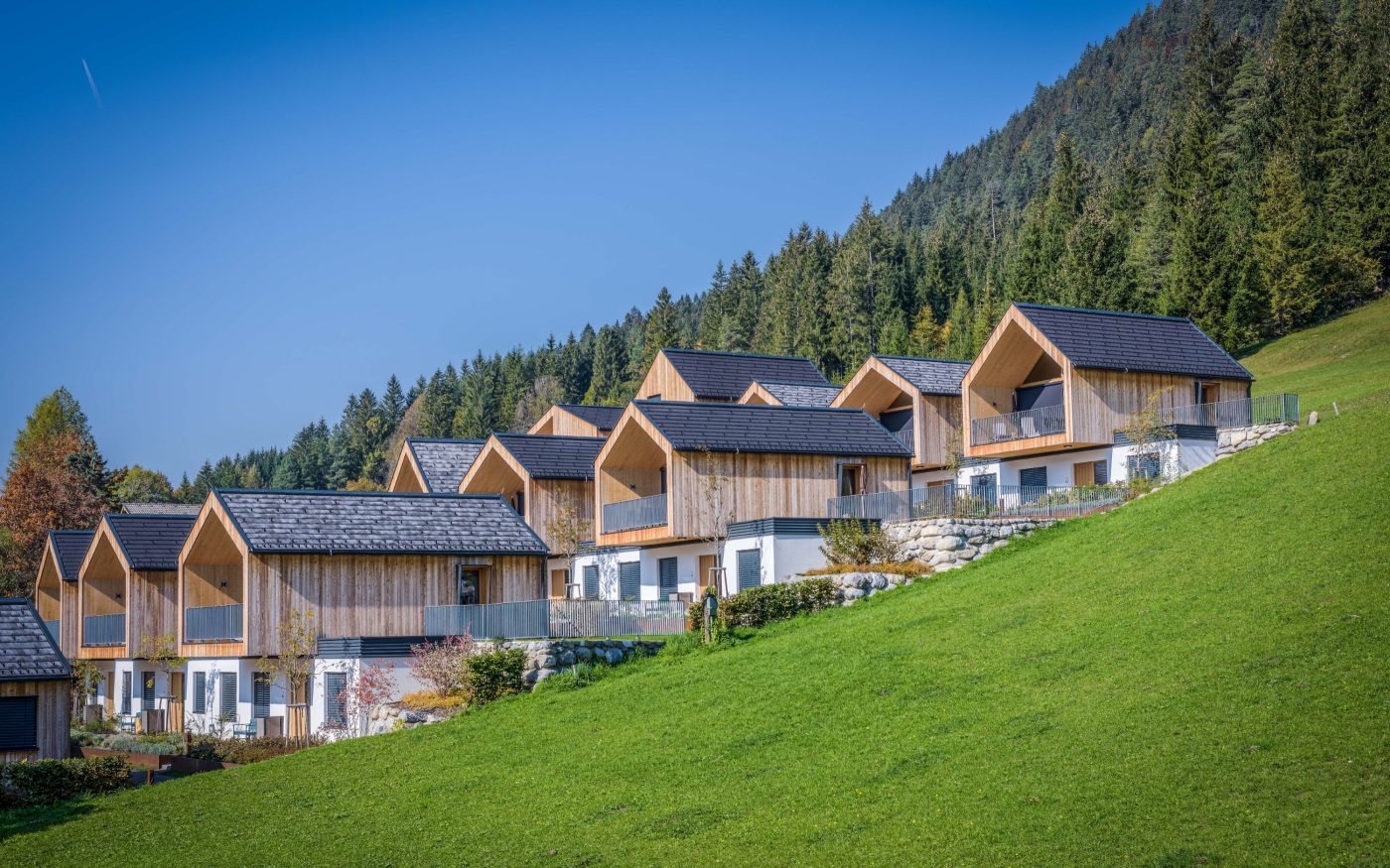 chalets with tondach roof tiles Figaro Deluxe in anthracite black and white-gray-antique; Tondach Referenz Chaletdorf Regitnig mit Figaro Deluxe in den Farben anthrazit schwarz und Weiß-Grau-Antik