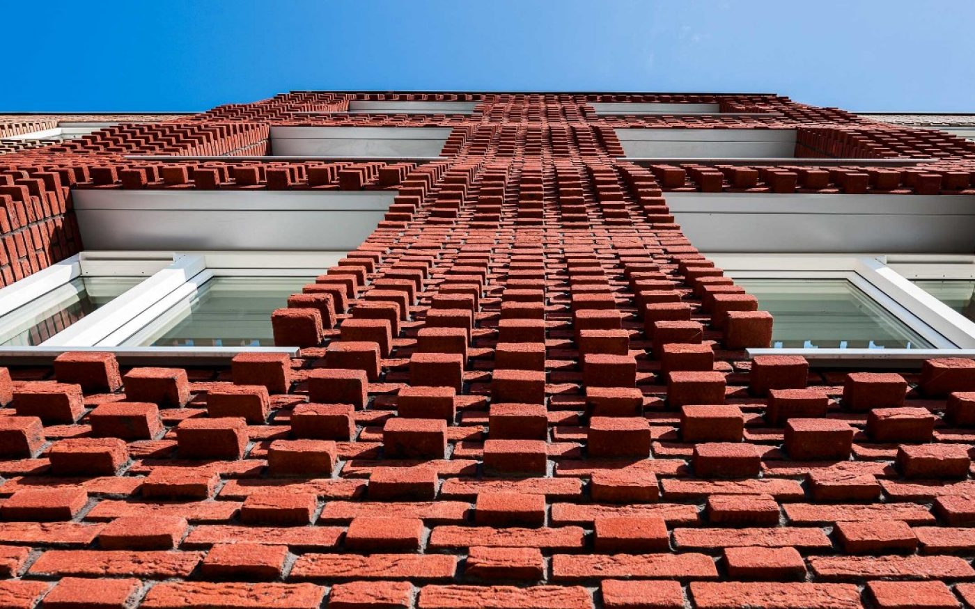 Terca Pioenroos, Douro Porto Gereduceerd, Dinkelrood, Rutiel, Tigris Flash en Dommelrood Gereduceerd. Architect Bureau Kroner Architecten. Client Stichting Studentengroepswoning.nl. Contractor Parent Initiative Pickkers Consult BV. Year of completion 2017. Flowing facade for students, Utrecht.