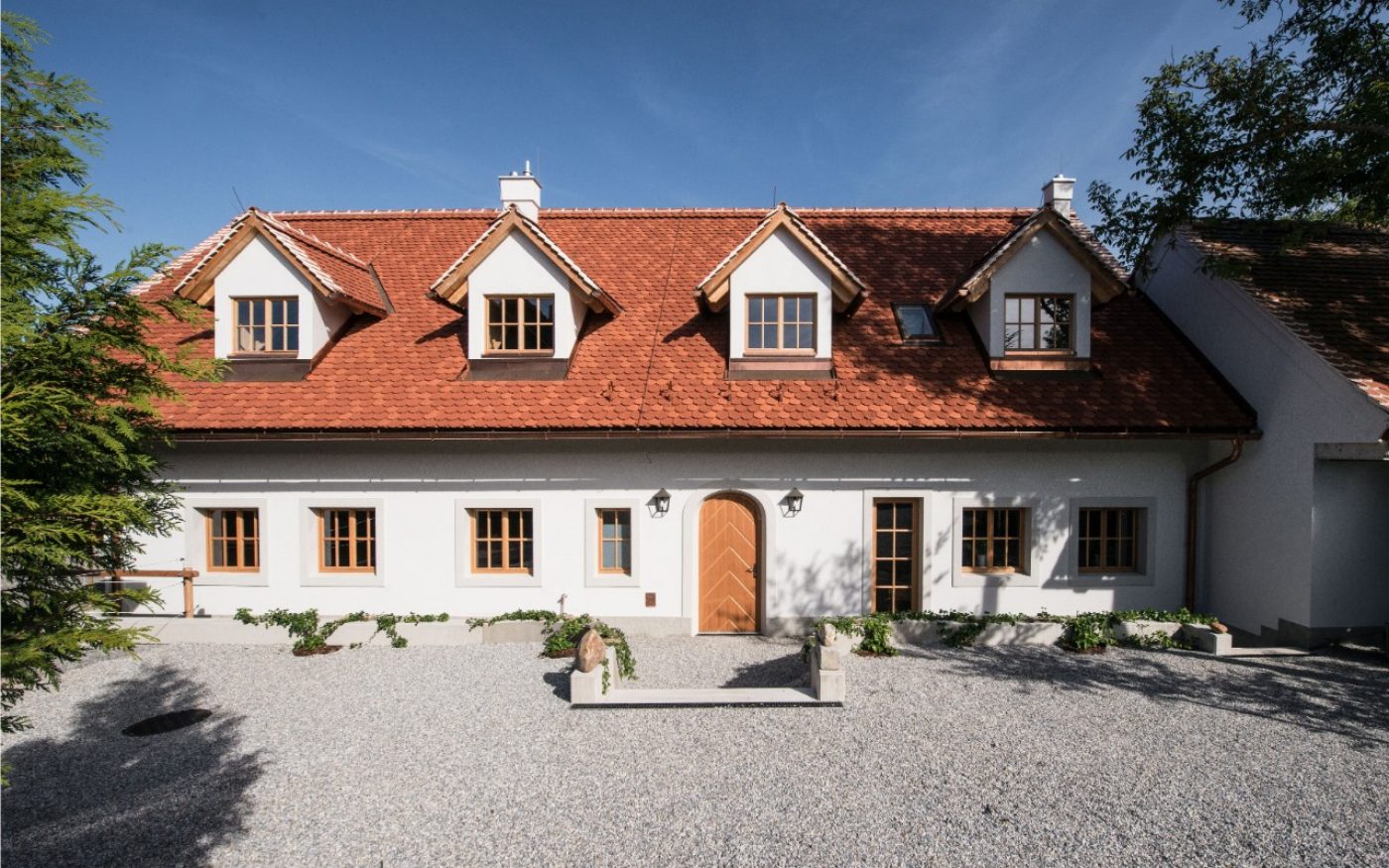 Mansion with Tondach Altstadtpaket Biber natural red, Landhaus, naturrot, Gaube