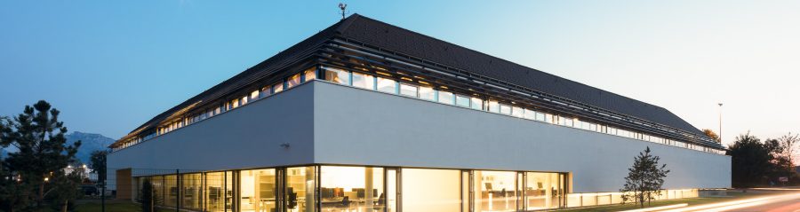 office building and training center miba forum in upper austria with tondach roof tiles; Büro- und Schulungszentrum Miba forum in Oberösterreich mit Tondach Ziegel