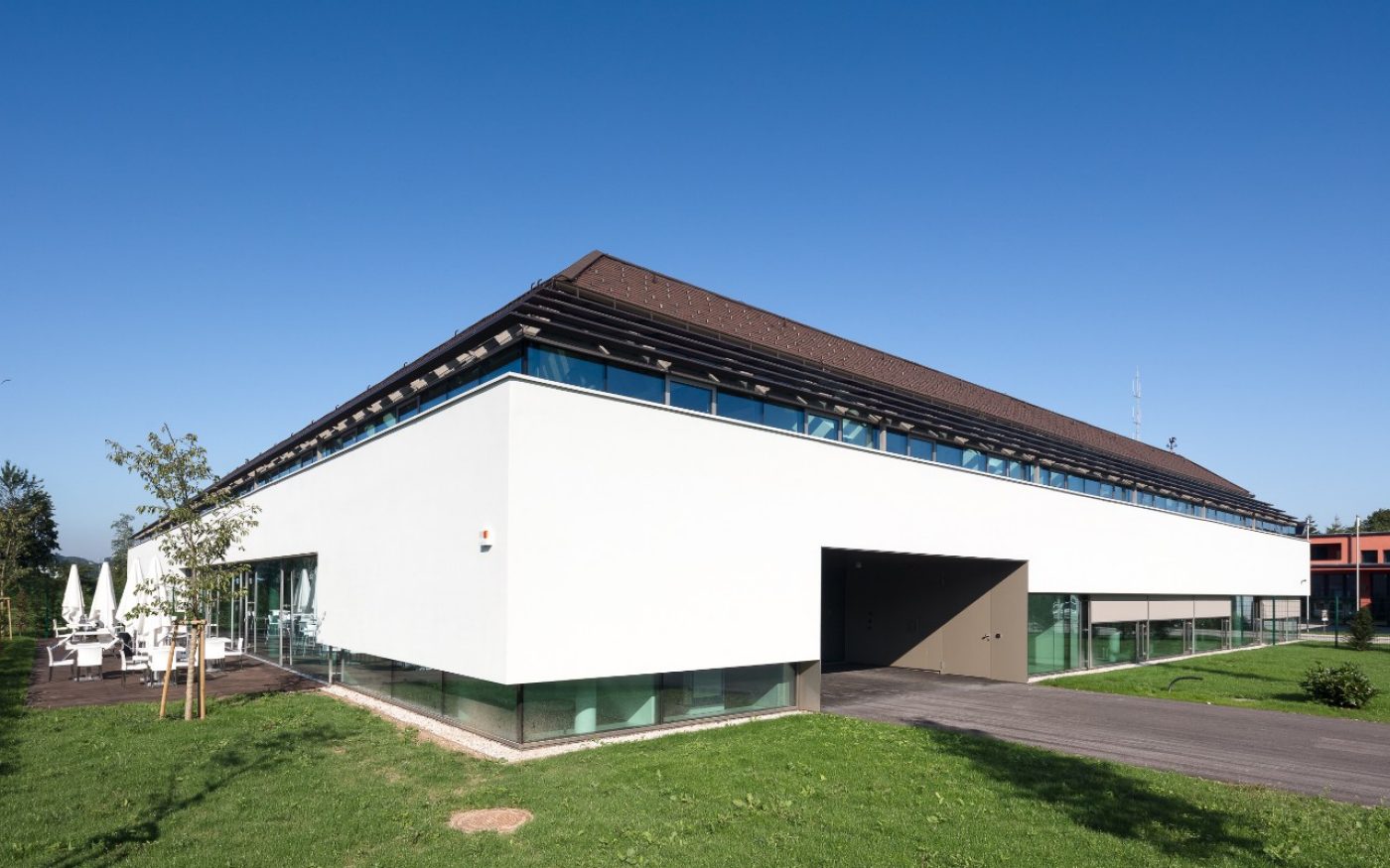office building and training center miba forum in upper austria with tondach roof tiles; Büro und Schulungszentrum Miba Forum in Oberösterreich mit Tondach Dachziegel