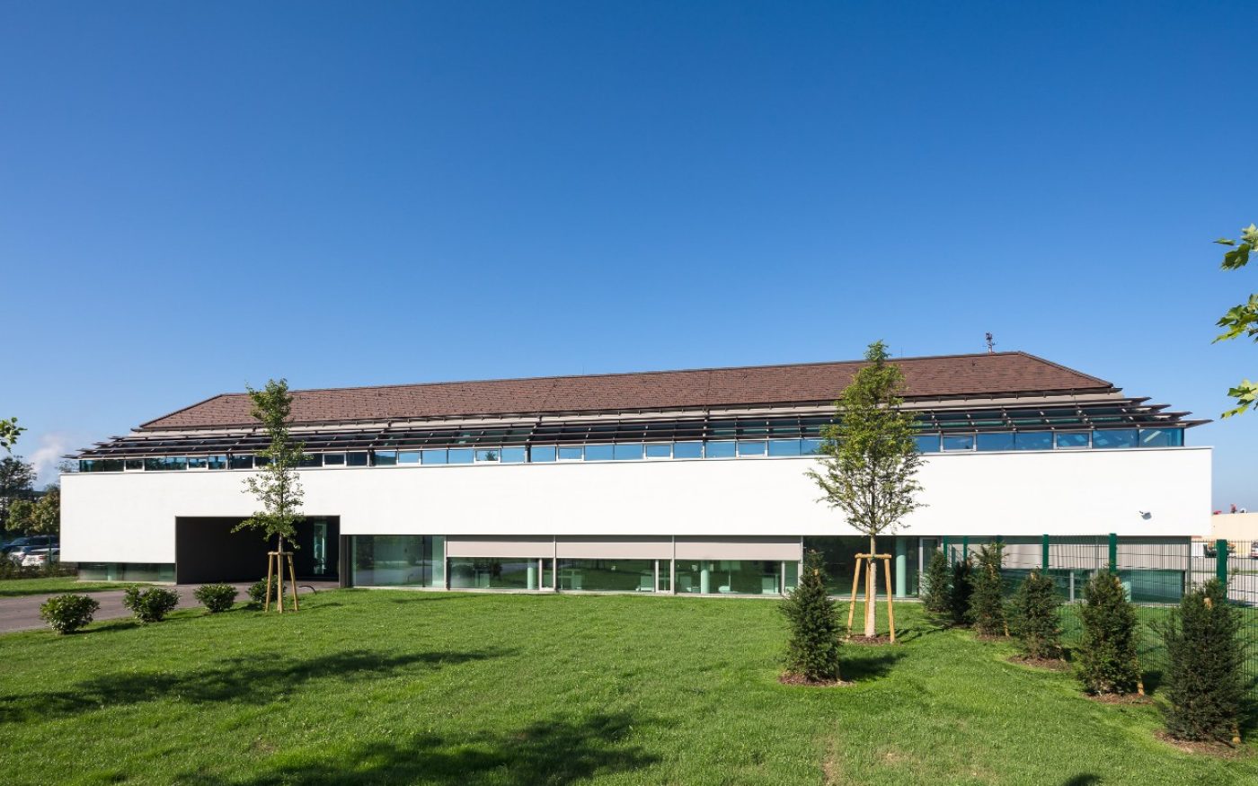 office building and training center miba forum in upper austria with tondach roof tiles; Büro- und Schulungszentrum Miba forum in Oberösterreich mit Tondach Ziegel