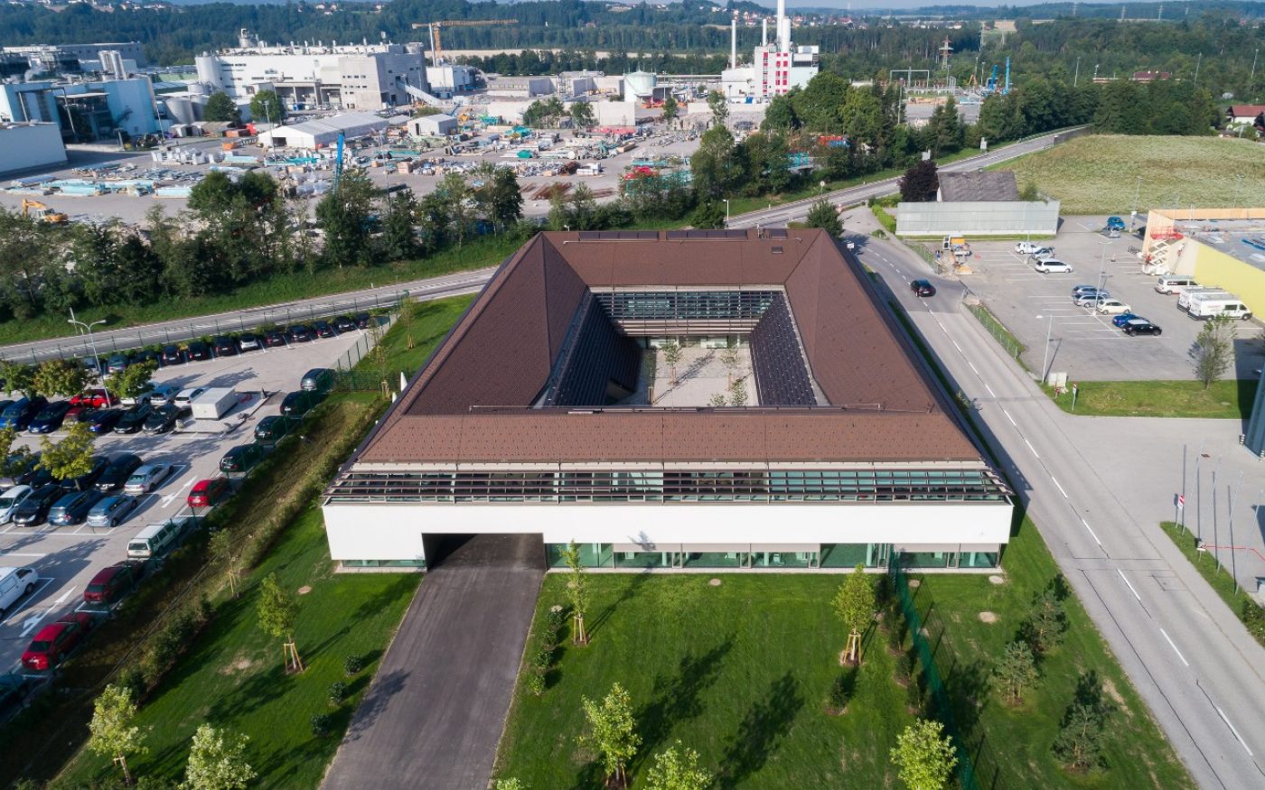 office building and training center miba forum in upper austria with tondach roof tiles; Büro- und Schulungszentrum Miba forum in Oberösterreich mit Tondach Ziegel
