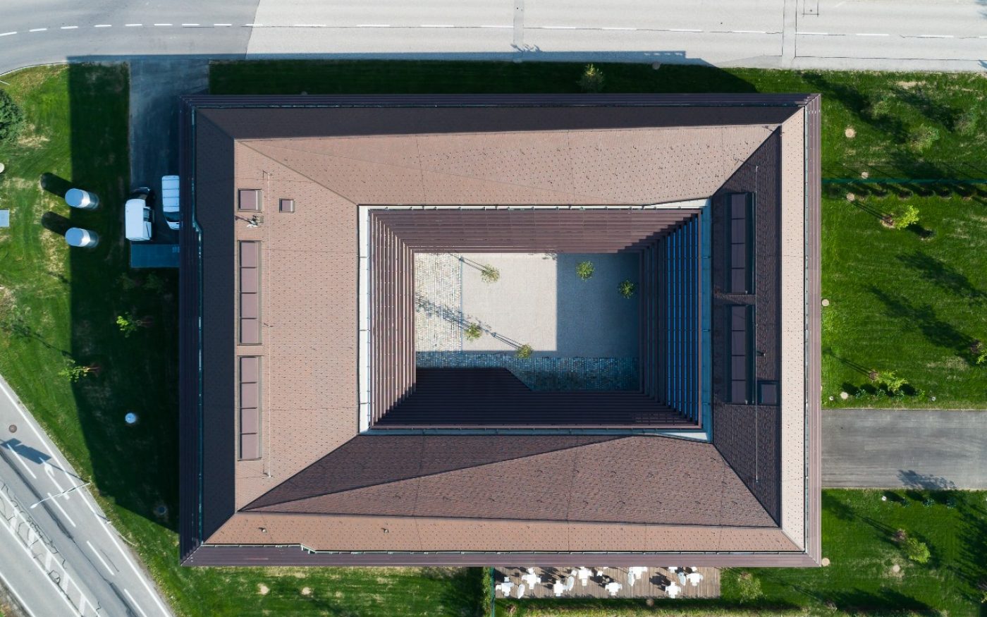 office building and training center miba forum in upper austria with tondach roof tiles; Büro- und Schulungszentrum Miba forum in Oberösterreich mit Tondach Ziegel