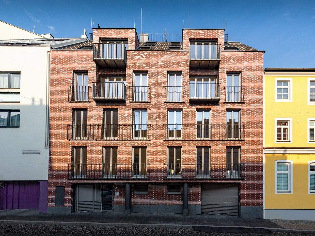 Apartment building with Tondach and Terca, Figaro Deluxe basalt,  Wohnobjekt, Klinkerriemchen, Oberfläche Rustikal, Sonderfarbe