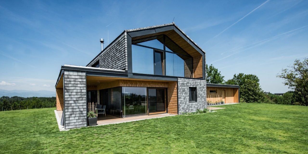 Designhouse in the south of Styria made with Tondach Tasche white-gray-antic, rooftiles, facade, Tasche eckig, single family house, Einfamilienhaus, Tasche weiß-grau-antik, Einfamilienhaus, Fassade