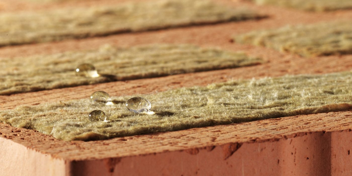 Block Porotherm T Profi with drop of water on insulation