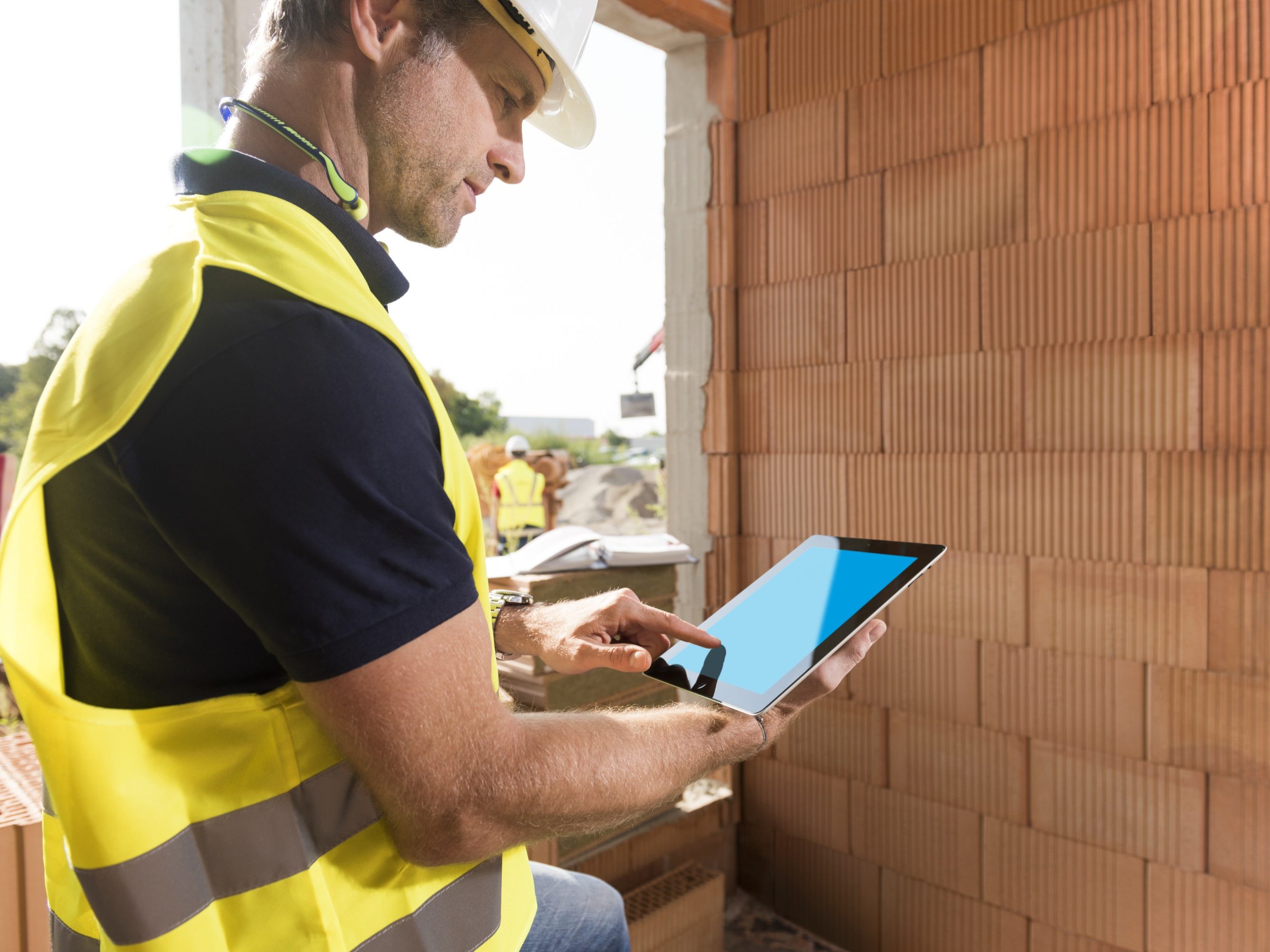 Construction worker with tablet computer, Fast Forward Commercial Excellence