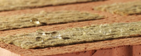 Block Porotherm T Profi with drop of water on insulation