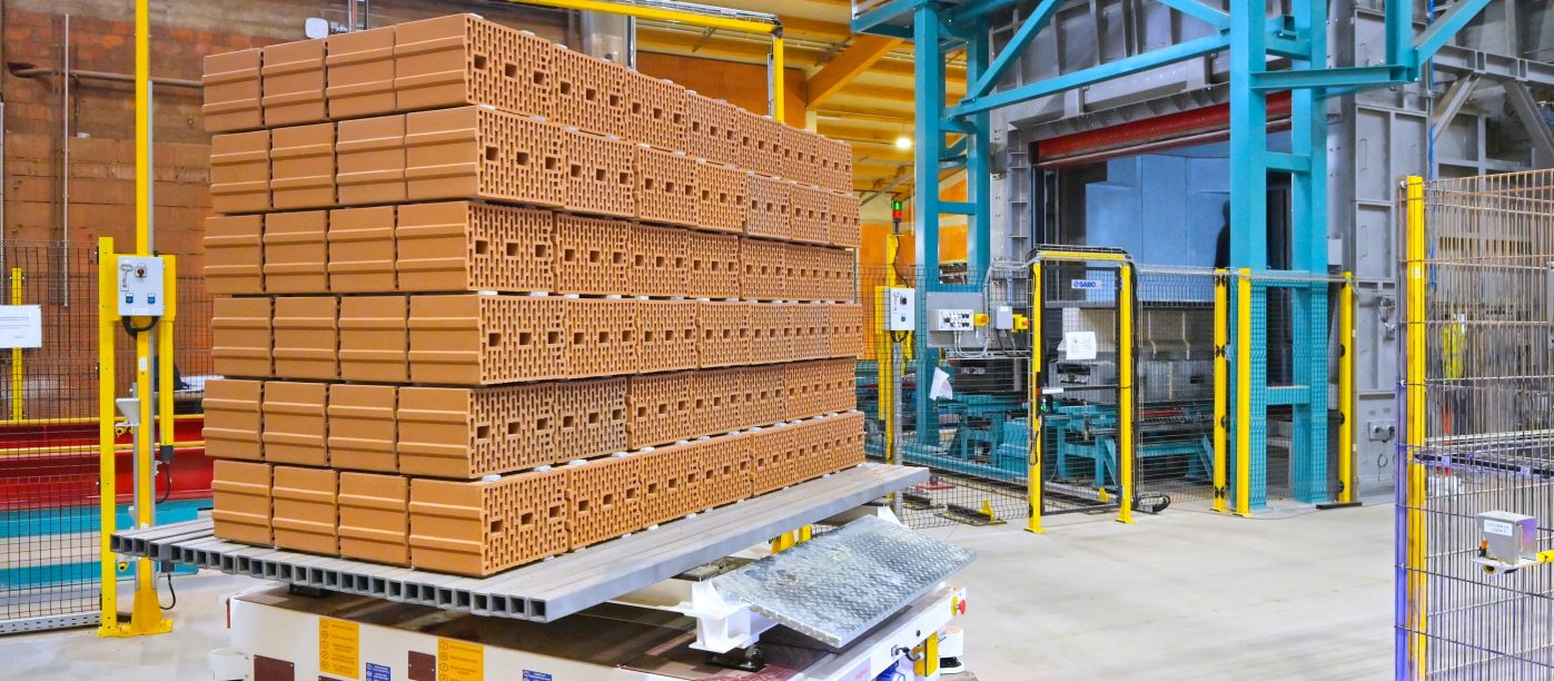 Bild 1: AGV beim Transport der nahezu klimaneutralen Wandziegel