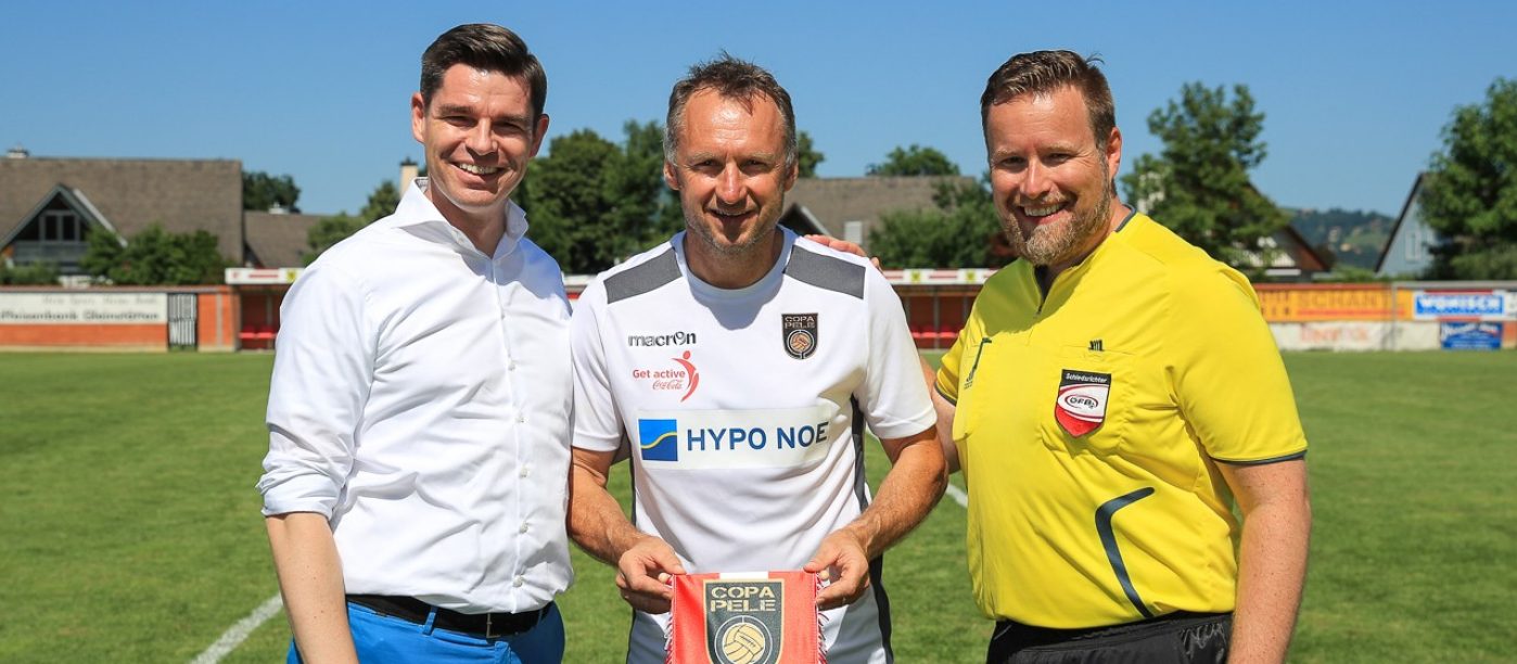 Wienerberger-Geschäftsführer Mike Bucher, Copa Pele-Kapitän Anton Pfeffer und Marketingleiter Wilfried Lechner