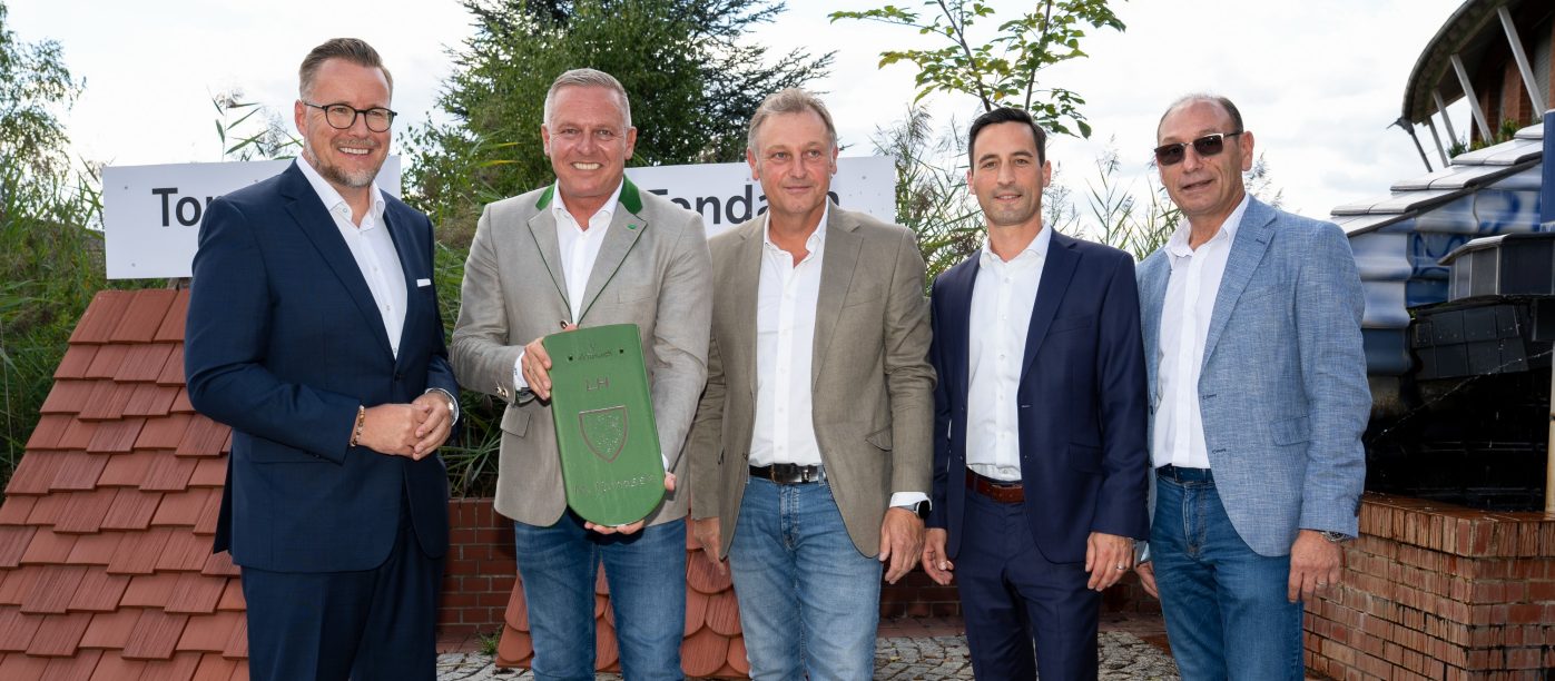 Bild 1: Landeshauptmann Mario Kunasek (2.v.l.) bekam einen speziell gefertigten Tondach-Ziegel vom wienerberger-Team überreicht: Wilfried Lechner, Country Head of Marketing (1.v.l.), Werksleiter Franz Oswald (Mitte), Country Operations Director Michael Toth (2.v.r.) und Zentralbetriebsrat Gerhard Seban (1.v.r.). 