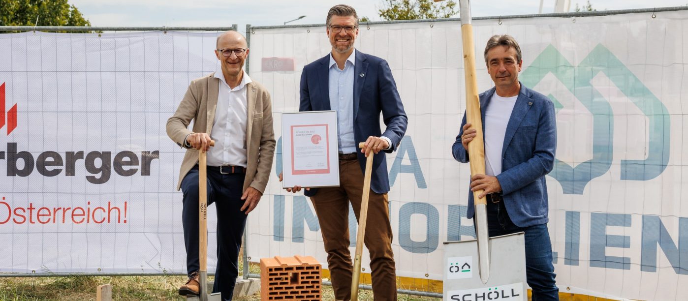 Gerhard Staudinger (Head of Sales Wall bei wienerberger Öster reich) , Bauherr Hans Peter Schöll und Bürgermeister Herbert Pinter setzen im Burgenland ökologische Maßstäbe.
