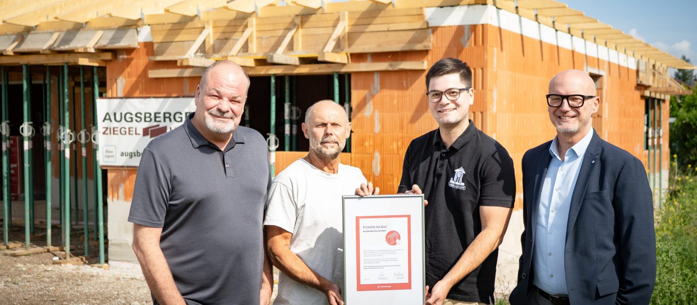 Bild 1: Ing. Martin Schandl (Verkaufsaußendienst wienerberger Österreich), Prok. Dipl. Ing. Christian Redmann (Augsberger Bau), Ing. Philipp Kluger (Augsberger Bau) und Ing. Hermann Forster (Verkaufsleiter Wand wienerberger Österreich)