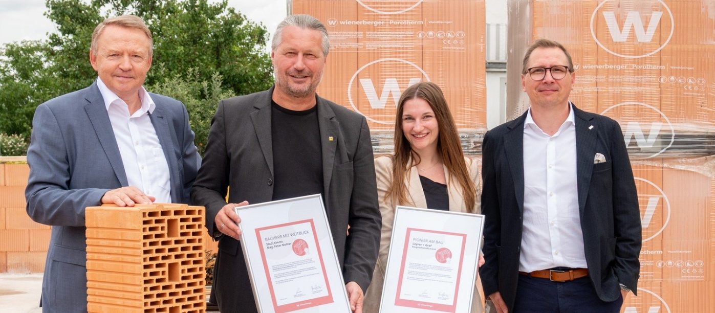 Dipl.-Chem. Johann Marchner (Country Managing Director von wienerberger Österreich und Pipelife Austria), Mag. Peter Molnar (Bürgermeister von Krems), Ing. Katharina Bock (Leyrer + Graf) und BM Dipl.-Ing. Peter Haas (COO Leyrer + Graf) vor dem neuen Kindergarten in Weinzierl