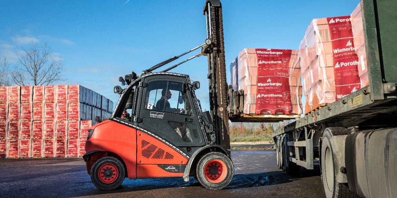 Forklift loading a truck with pallets of Porotherm inner wall blocs